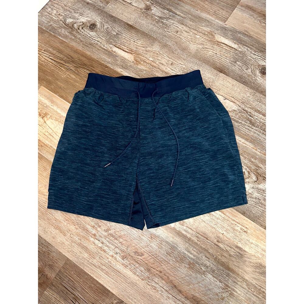 Lululemon men’s shorts in blue size L (small unrepaired tear)